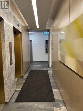Toronto (Islington-City Centre West) condo for rent - A hallway with a black carpet and a glass door with a sign that says "en".