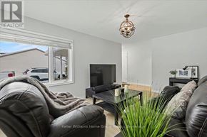 Cambridge apartment for rent - A living room with a black leather couch and a flat screen TV.