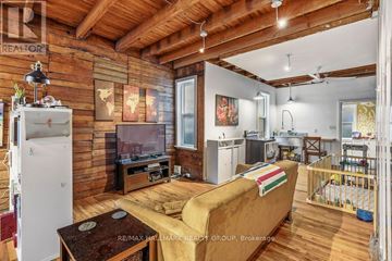 Ottawa townhouse for rent - A living room with a couch and a television.