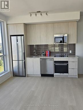 Toronto (Clairlea-Birchmount) condo for rent - A kitchen with a refrigerator, oven, and sink.