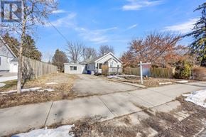 London South (South E) apartment for rent - A residential area with a house and a yard.