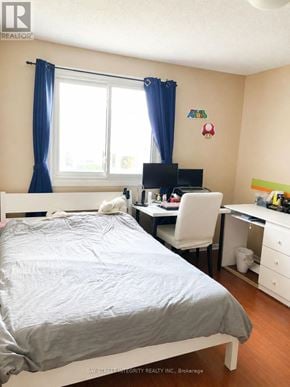 Oakville (Fa Falgarwood) house for rent - A bedroom with a bed, desk, and chair.