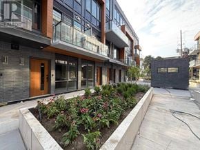 Toronto (Parkwoods-Donalda) townhouse for rent - A building with a sign that says REALTOR on it.