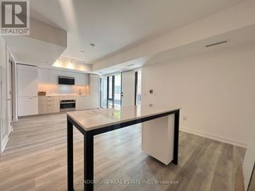 Toronto (Moss Park) townhouse for rent - A spacious kitchen with a dining table and chairs in a modern home.