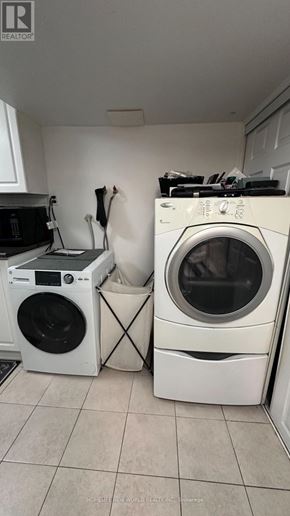 Markham (Royal Orchard) apartment for rent - A washing machine and dryer in a laundry room.