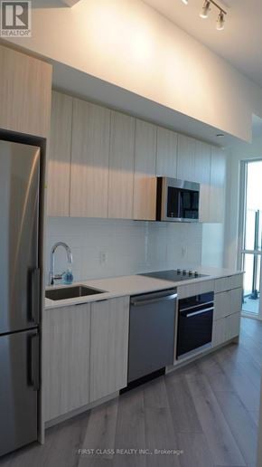 Toronto (Clairlea-Birchmount) condo for rent - A modern kitchen with a refrigerator, sink, and oven.