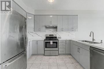 Barrie (Painswick South) apartment for rent - A kitchen with a refrigerator, oven, and sink.
