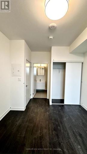 Markham (Unionville) condo for rent - A long hallway with white walls and wood floors.