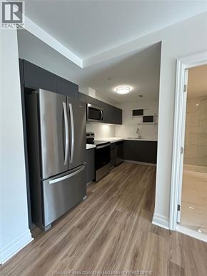 Windsor condo for rent - A kitchen with a refrigerator, oven, and microwave.