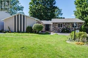 Ottawa apartment for rent - A house numbered 21 with a green lawn in front.