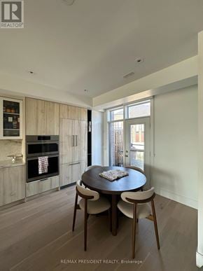 Vaughan (Kleinburg) townhouse for rent - A modern kitchen with a dining table and chairs.