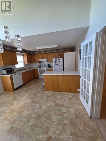 Brampton (Fletcher's Creek South) townhouse for rent - A kitchen with wooden cabinets and a tiled floor.