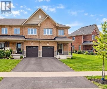 Thorold (Rolling Meadows) townhouse for rent - A large house with a driveway in front of it.