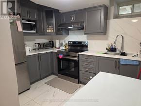 Milton (Fo Ford) apartment for rent - A kitchen with a refrigerator, oven, and sink.