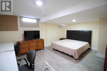 Oakville (Ga Glen Abbey) apartment for rent - A bedroom with a bed, desk, and chair.