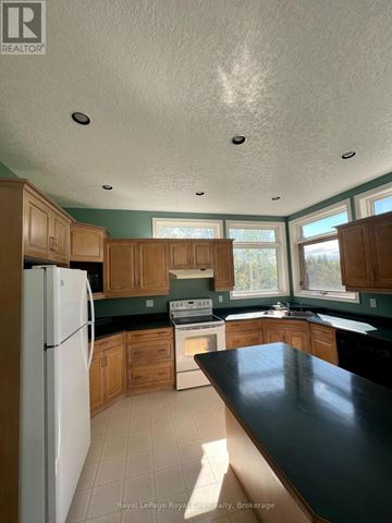 Guelph (Pineridge/Westminster Woods) apartment for rent - A kitchen with white appliances and wooden cabinets.