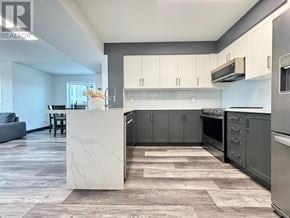 Pickering (Bay Ridges) condo for rent - A kitchen with a marble island in the middle of the room.
