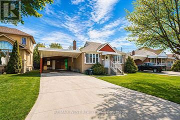 Toronto (Yorkdale-Glen Park) apartment for rent - A large house with a driveway in front of it.