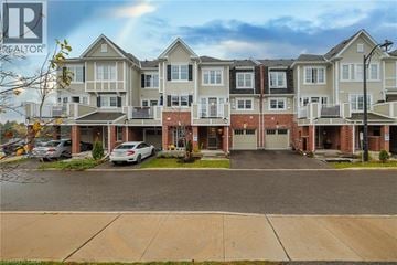 Cambridge townhouse for rent - A large apartment complex with multiple buildings and cars parked in the driveway.