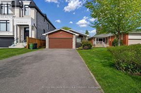 Toronto (Willowdale West) apartment for rent - A residential area with houses and a driveway.