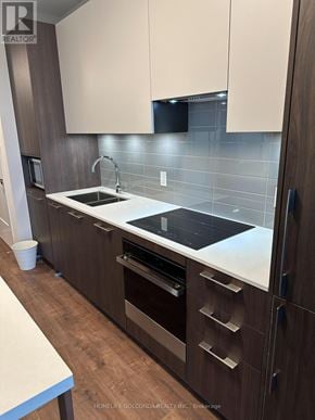 Markham (Unionville) condo for rent - A kitchen with a sink, stove, and oven.