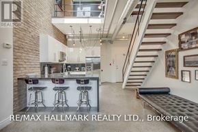 Toronto (Dovercourt-Wallace Emerson-Junction) townhouse for rent - A real estate company is showcasing a property with a bar area.