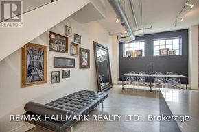 Toronto (Dovercourt-Wallace Emerson-Junction) townhouse for rent - A room with a black bed and a wall of pictures.