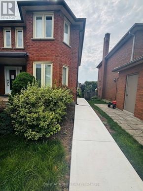 Oakville (Wc Wedgewood Creek) apartment for rent - A house with a sign that says REALTOR in the upper left corner.