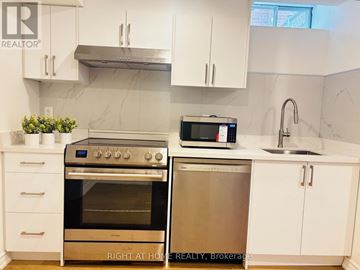 Oakville (Wc Wedgewood Creek) apartment for rent - A kitchen with a stainless steel oven and microwave.