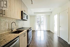 Oakville (Go Glenorchy) condo for rent - A kitchen with a sink, microwave, and oven.
