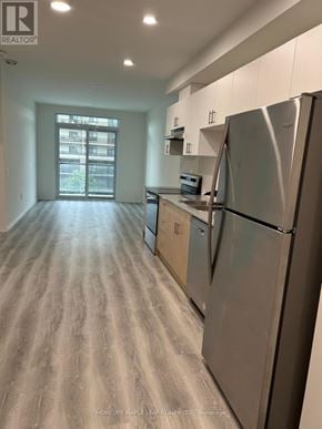 Guelph (Willow West/Sugarbush/West Acres) condo for rent - A kitchen with a refrigerator, cabinets, and a countertop.