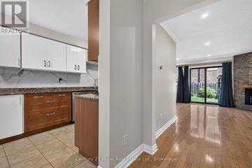 Oakville (Wc Wedgewood Creek) townhouse for rent - A kitchen with white cabinets and a marble countertop.