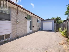 Richmond Hill (Crosby) apartment for rent - A residential property with a garage is for sale.