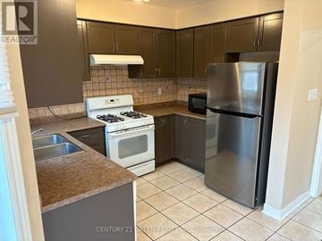 Mississauga (Meadowvale Village) apartment for rent - A kitchen with a stove, oven, microwave, and refrigerator.