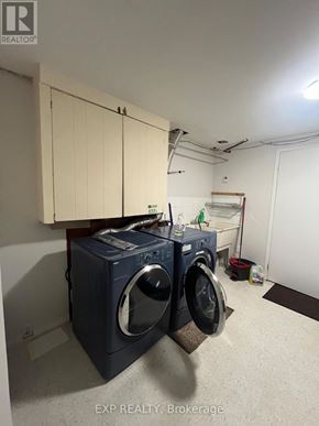 Toronto (L'amoreaux) apartment for rent - A laundry room with a washer and dryer.
