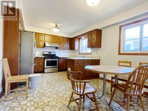 Toronto (L'amoreaux) apartment for rent - A kitchen with a table and chairs.