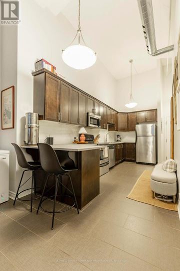 Hamilton (Beasley) condo for rent - A kitchen with a table and chairs.