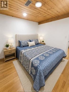 Windsor apartment for rent - A bedroom with a bed, nightstands, and a rug.