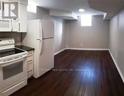 Oakville (Wt West Oak Trails) apartment for rent - A kitchen with white appliances and wood floors.