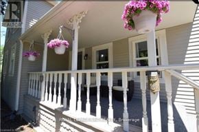 Niagara-On-The-Lake (Town) apartment for rent - A white house with a balcony and flower pots.