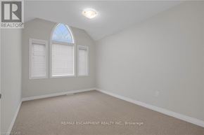 Lincoln (Beamsville) townhouse for rent - A room with a carpet floor and a window with blinds.