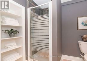 Oshawa (Lakeview) apartment for rent - A bathroom with a towel rack and a plant.