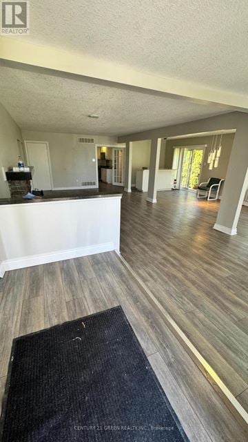 Hamilton (Stoney Creek) apartment for rent - A living room with a black rug on the floor.
