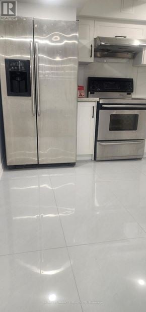 Mississauga (East Credit) apartment for rent - A kitchen with a refrigerator, oven, and microwave.