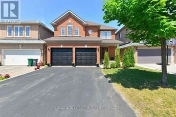 Brampton (Fletcher's Meadow) apartment for rent - A large house with a driveway in front of it.