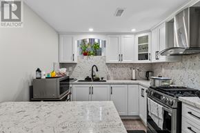 Milton (Cl Clarke) apartment for rent - A kitchen with a stove top oven and a microwave.