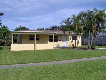 Palm Beach Gardens house for rent - 12096 Dolphin Drive