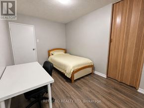Toronto (Newtonbrook West) condo for rent - A bedroom with a bed, desk, and chair.