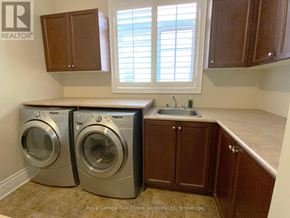 Oakville (Bc Bronte Creek) apartment for rent - A laundry room with a washer and dryer in it.