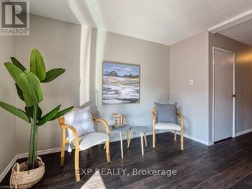 Woodstock (Woodstock - North) townhouse for rent - A living room with a painting of a beach scene on the wall.